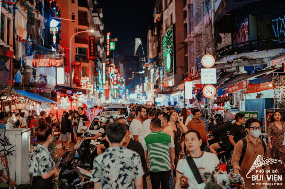 The best way to explore Bui Vien Walking Street is to walk (Source:  Fanpage Phố đi bộ Bùi Viện - Bui Vien Walking Street)